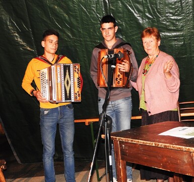 Angelca Maček se je zahvalila za nastop mladima harmonikarjema Maticu Zupanu in Blažu Jenku iz Praprotne Police